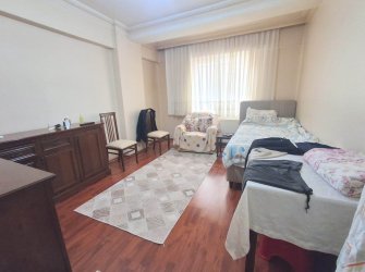 Bahçelievler Cumhuriyet'te 20 Yıllık 2+1 Asansörlü 90 m2 Y.Giriş