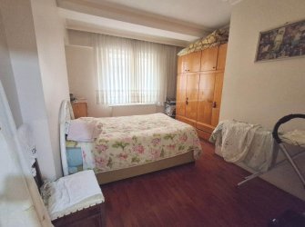 Bahçelievler Cumhuriyet'te 20 Yıllık 2+1 Asansörlü 90 m2 Y.Giriş