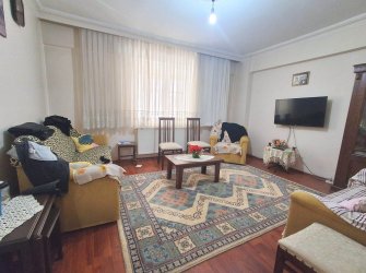 Bahçelievler Cumhuriyet'te 20 Yıllık 2+1 Asansörlü 90 m2 Y.Giriş