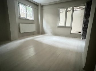 Güngören'de Tramvaya Otoparka Yakın 2+1 Bahçe Katı 80 m2