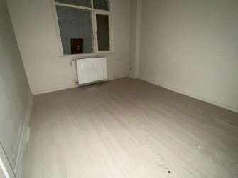 Güngören'de Tramvaya Otoparka Yakın 2+1 Bahçe Katı 80 m2