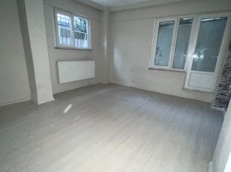 Güngören'de Tramvaya Otoparka Yakın 2+1 Bahçe Katı 80 m2