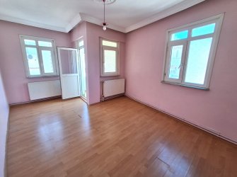 Güngören Yürüyüş Yolunda 4,Kat Balkonlu 2+1 Köşe Daire 85 m2