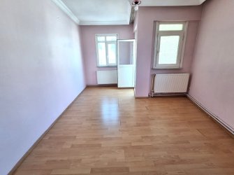 Güngören Yürüyüş Yolunda 4,Kat Balkonlu 2+1 Köşe Daire 85 m2