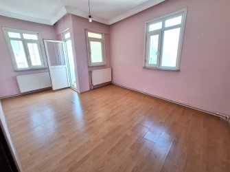 Güngören Yürüyüş Yolunda 4,Kat Balkonlu 2+1 Köşe Daire 85 m2