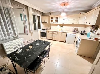 Bahçelievler Cumhuriyet'te 5,Kat İçi Yapılı 2+1 Arsa Tapulu 100 m2 Asansörlü
