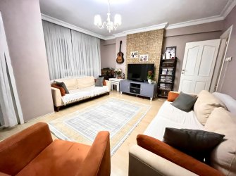 Bahçelievler Cumhuriyet'te 5,Kat İçi Yapılı 2+1 Arsa Tapulu 100 m2 Asansörlü