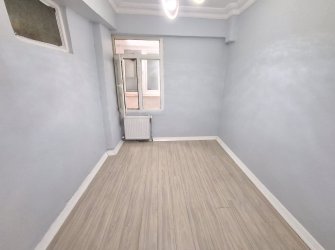 Bahçelievler Soğanlı Meydan'da 3+1 Arsa Tapulu 1999 Yapımı Bahçe Katı