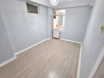 Bahçelievler Soğanlı Meydan'da 3+1 Arsa Tapulu 1999 Yapımı Bahçe Katı