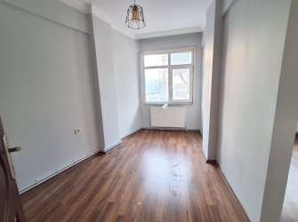 Bahçelievler Camlıkahve'de 1,Kat İçi Yapılı 2+1 Kiralık Daire 