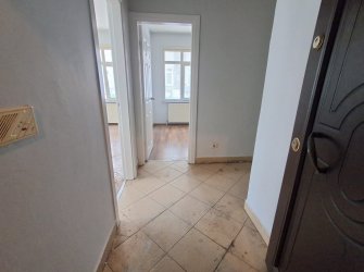 Bahçelievler Camlıkahve'de 1,Kat 2+1 Köşe Balkonlu 60 m2 Daire 