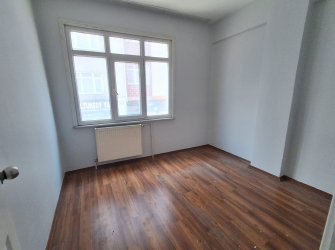 Bahçelievler Camlıkahve'de 1,Kat 2+1 Köşe Balkonlu 60 m2 Daire 