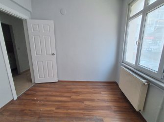 Bahçelievler Camlıkahve'de 1,Kat 2+1 Köşe Balkonlu 60 m2 Daire 