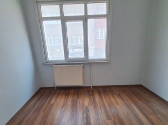 Bahçelievler Camlıkahve'de 1,Kat 2+1 Köşe Balkonlu 60 m2 Daire 