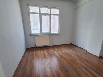 Bahçelievler Camlıkahve'de 1,Kat 2+1 Köşe Balkonlu 60 m2 Daire 