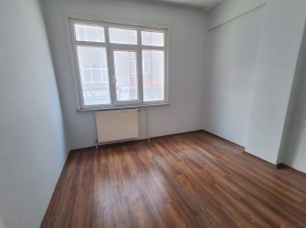 Bahçelievler Camlıkahve'de 1,Kat 2+1 Köşe Balkonlu 60 m2 Daire 