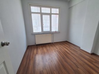Bahçelievler Camlıkahve'de 1,Kat 2+1 Köşe Balkonlu 60 m2 Daire 