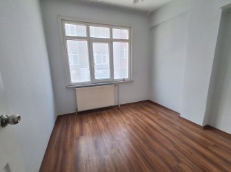 Bahçelievler Camlıkahve'de 1,Kat 2+1 Köşe Balkonlu 60 m2 Daire 