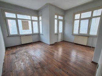 Bahçelievler Camlıkahve'de 1,Kat 2+1 Köşe Balkonlu 60 m2 Daire 