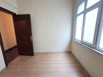 Bahçelievler Camlıkahve Meydan'da 2,Kat Kiralık 2+1 Köşe Balkonlu