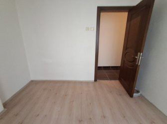 Bahçelievler Camlıkahve Meydan'da 2,Kat Kiralık 2+1 Köşe Balkonlu