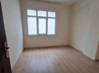 Bahçelievler Camlıkahve Meydan'da 2,Kat Kiralık 2+1 Köşe Balkonlu