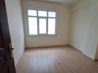 Bahçelievler Camlıkahve Meydan'da 2,Kat Kiralık 2+1 Köşe Balkonlu