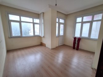 Bahçelievler Camlıkahve Meydan'da 2,Kat Kiralık 2+1 Köşe Balkonlu