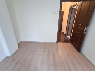Bahçelievler Camlıkahve Meydan'da 2,Kat Kiralık 2+1 Köşe Balkonlu
