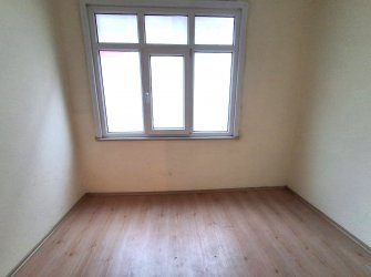 Bahçelievler Camlıkahve Meydan'da 2,Kat Kiralık 2+1 Köşe Balkonlu