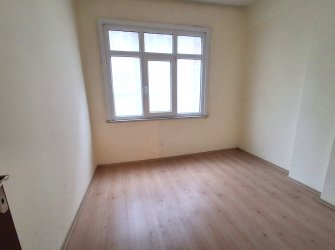 Bahçelievler Camlıkahve Meydan'da 2,Kat Kiralık 2+1 Köşe Balkonlu