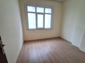 Bahçelievler Camlıkahve Meydan'da 2,Kat Kiralık 2+1 Köşe Balkonlu