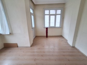 Bahçelievler Camlıkahve Meydan'da 2,Kat Kiralık 2+1 Köşe Balkonlu