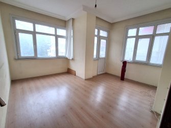 Bahçelievler Camlıkahve Meydan'da 2,Kat Kiralık 2+1 Köşe Balkonlu
