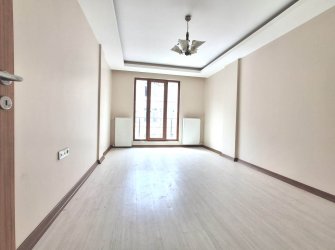 Güngören'de Tramvaya Yakın 2+1 Asansörlü 3,Kat  9 Yıllık Bina 