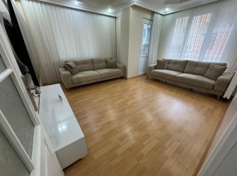 Bahçelievler Cumhuriyet'te 1,Kat Asansörlü 2+1 Balkonlu 80 m2 Daire