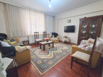 Bahçelievler Cumhuriyet'te 20 Yıllık 2+1 Asansörlü 90 m2 Y.Giriş