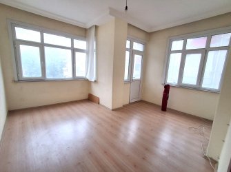 Bahçelievler Camlıkahve Meydan'da 2,Kat Kiralık 2+1 Köşe Balkonlu